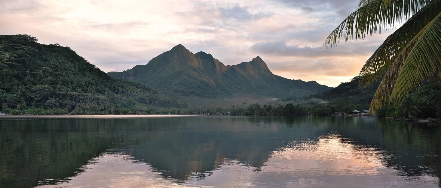Paysage paisible du sud de Raiatea vu depuis le lagon